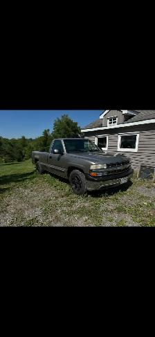 2001 Chevy Silverado 1500  read description - Photo 2