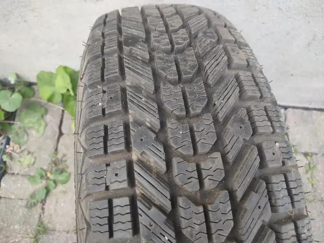 1 pneu hiver 195-65R15 Firestone Winterforce comme neuf