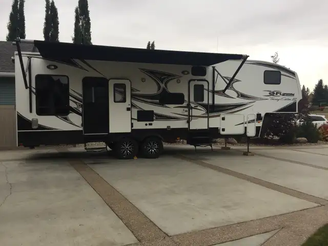 2011 Keystone Fuzion FZ302 Toyhauler RV