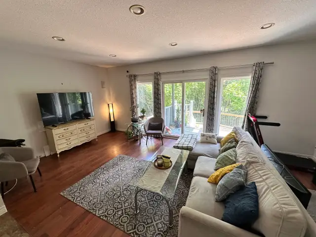 2 Large bright private rooms from Aug 1st— Female-only household