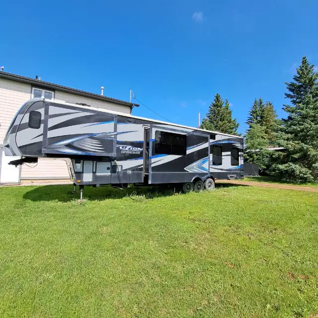2015 Keystone Fuzion Toyhauler Fifthwheel