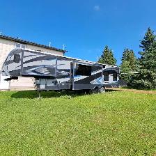 2015 Keystone Fuzion Toyhauler Fifthwheel