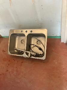 Kitchen sink with faucet - Photo 2