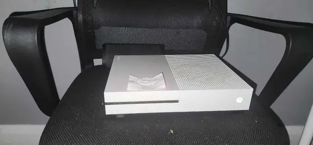 Xbox One 2 games and 1 controller