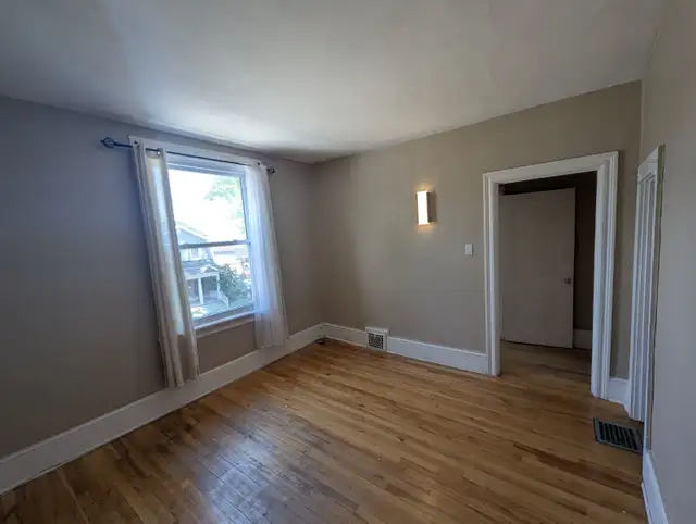 1 Bed   Den in Hintonburg/Wellington Village/Parkdale