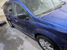 2010 Blue Dodge Caravan SE