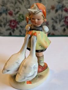 Hummel and other assorted figurines - Photo 2