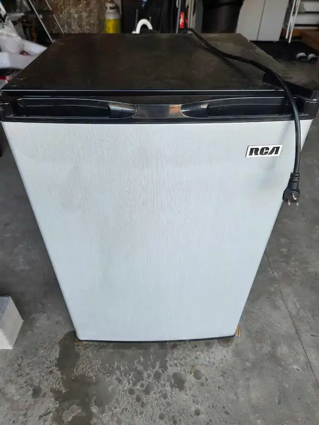 RCA 4.5 Cu Ft Compact Refridgirator (Model RFR446)