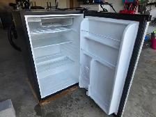 RCA 4.5 Cu Ft Compact Refridgirator (Model RFR446) - Photo 2