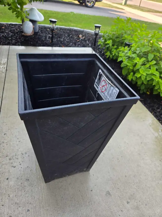Keter Tesoro Planters (2 planters), 12.5 gallon each