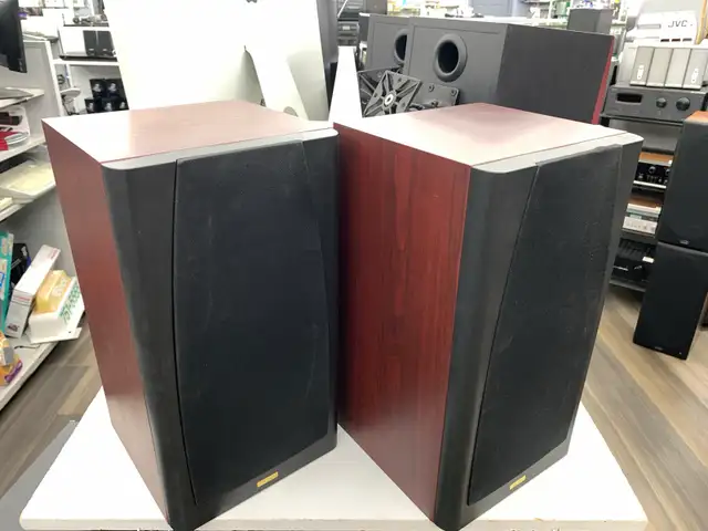 Jamo 68 Bookshelf Speakers