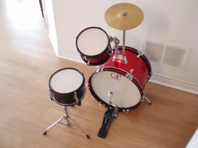 CHILD'S  DRUM SET  (  AGES 3 - 9 ) - EXCELLENT