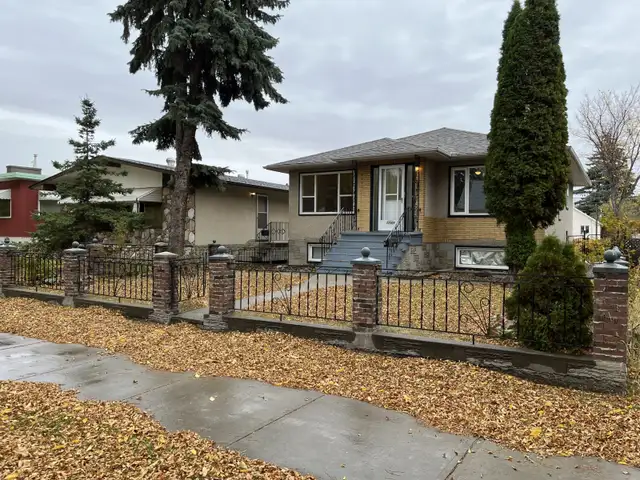 LIVE HERE! Spacious, light filled 2 bed 1 bath upper 1/2 house