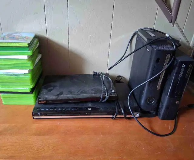 console de jeux et deux lectures de DVD avec des jeux