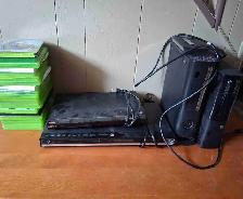 console de jeux et deux lectures de DVD avec des jeux