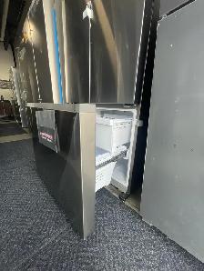 NEW 33" Samsung (Ice Maker) Counter Depth Fridge (18 Cu.Ft) - Photo 6