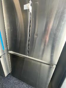 NEW 33" Samsung (Ice Maker) Counter Depth Fridge (18 Cu.Ft) - Photo 8