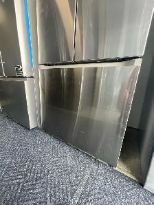 NEW 33" Samsung (Ice Maker) Counter Depth Fridge (18 Cu.Ft) - Photo 9