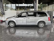 2015 Chrysler Town & Country Touring - Photo 4
