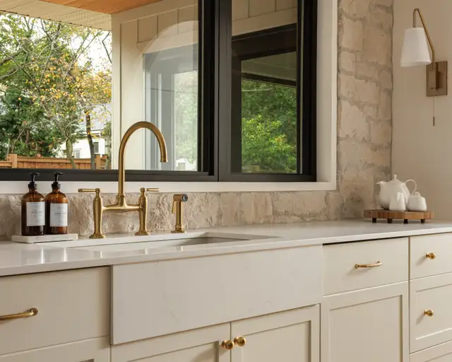 QUARTZ & GRANITE COUNTERTOPS
