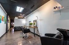 Local commercial à louer en arrière d’un salon de coiffure