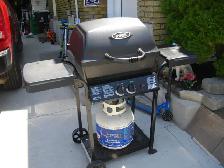 LIKE NEW BBQ  WITH TANK AND GAS
