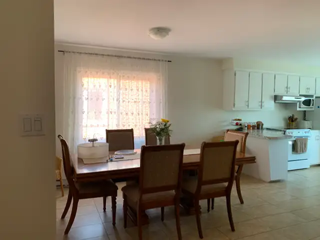 Grand 5 1/2 haut de duplex près d'Anjou