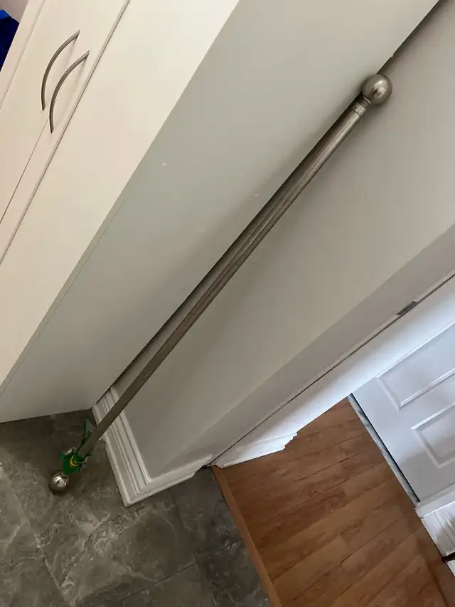 Pôle a rideaux ajustable - $10