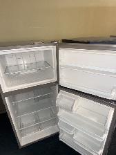 STAINLESS STEEL FRIDGE 18 CU.FT - Photo 2