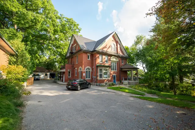 2 Bedroom Plus Den - Downtown Guelph - 2 Parking Spots