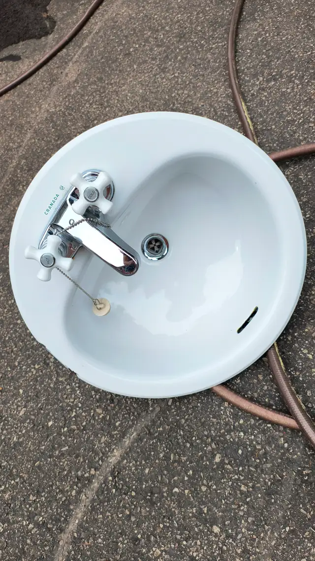 Lavabo de salle de bain en metal avec son robinet