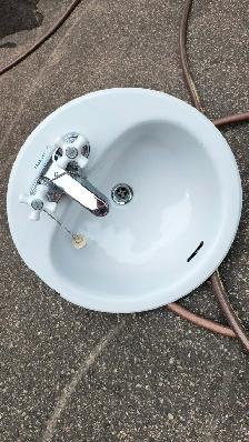 Lavabo de salle de bain en metal avec son robinet