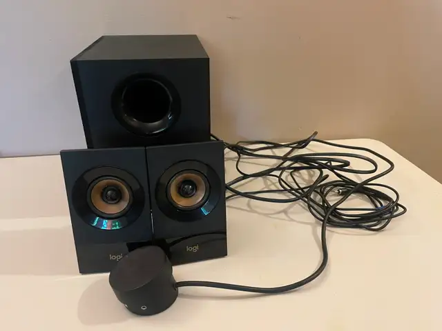 LIKE NEW - Logitech Z533 2.1 Speaker System with Subwoofer