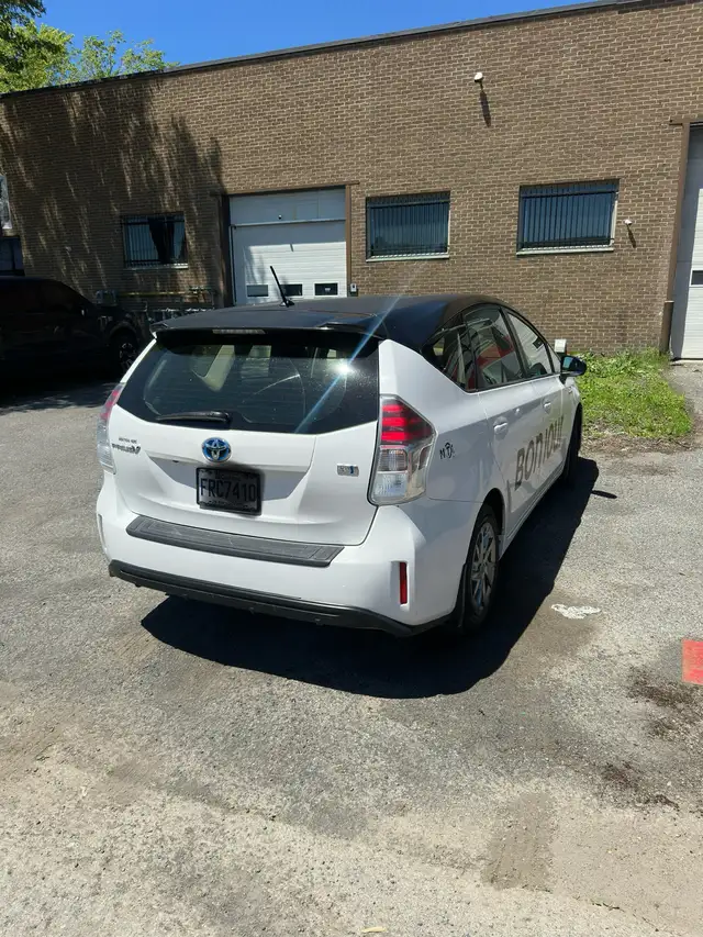 Taxi PriusV Hybrid à louer