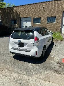 Taxi PriusV Hybrid à louer