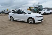 2015 Chrysler 200 LX - Photo 4