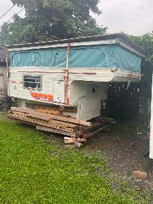 Slide in truck camper. It’s old - Photo 3
