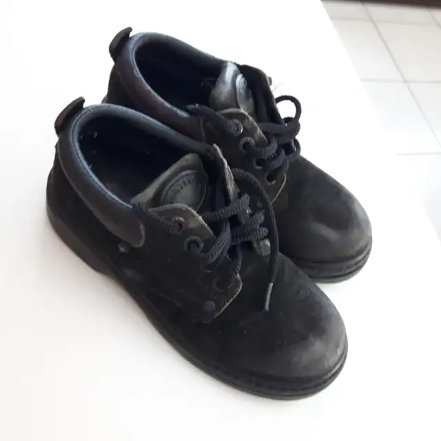 UNE PAIRE DE SOULIERS NOIRS DE 8'DE LONG GRANDEUR 12'BÉBÉ: $5.00