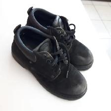 UNE PAIRE DE SOULIERS NOIRS DE 8'DE LONG GRANDEUR 12'BÉBÉ: $5.00