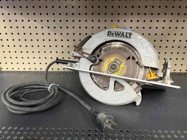 Dewalt DWE575 Circular Saw