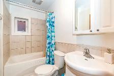 BEAUTIFUL 3BR MAIN IN GORGEOUS VICTORIAN HOME W/ LIVING AND DECK - Photo 9