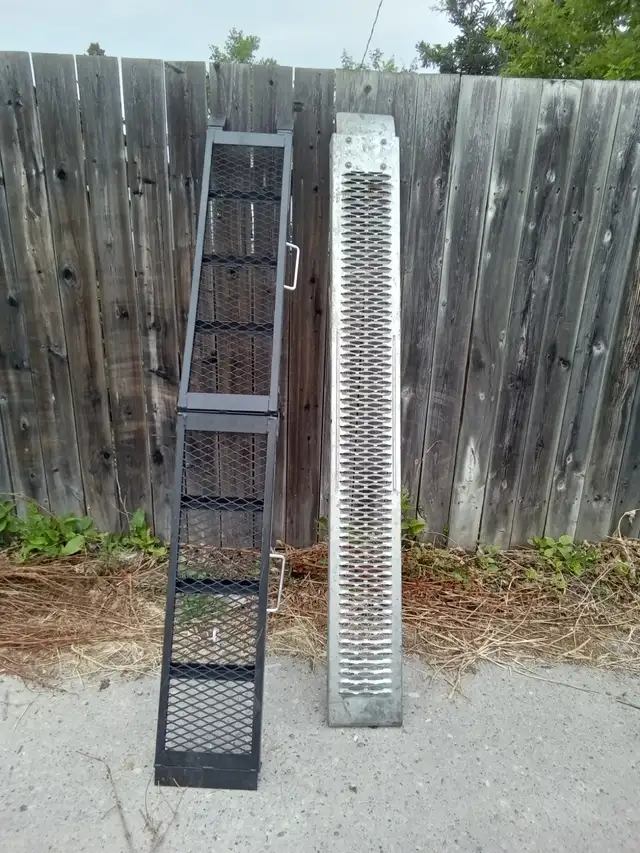 Folding ramp and non-folding ramp