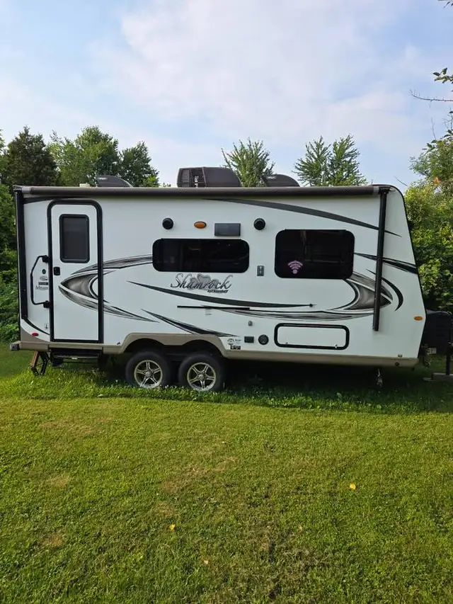 2013 Flagstaff Shamrock camper 19'