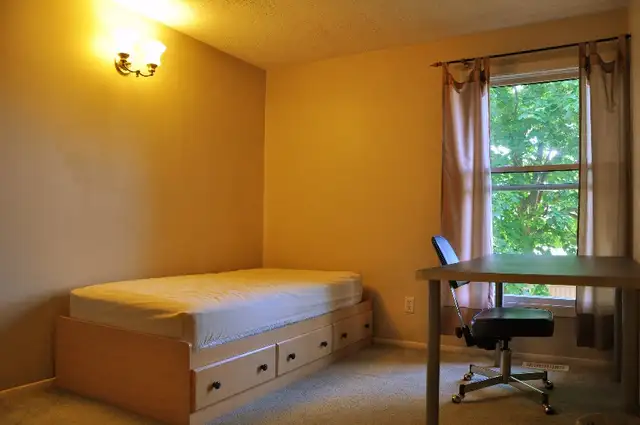 CARLETON students:Furnished,Female only,Utilities incl,20min bus