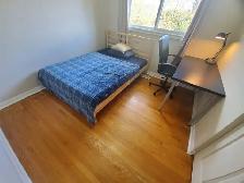 Fully furnished room for rent near Algonquin - Photo 14