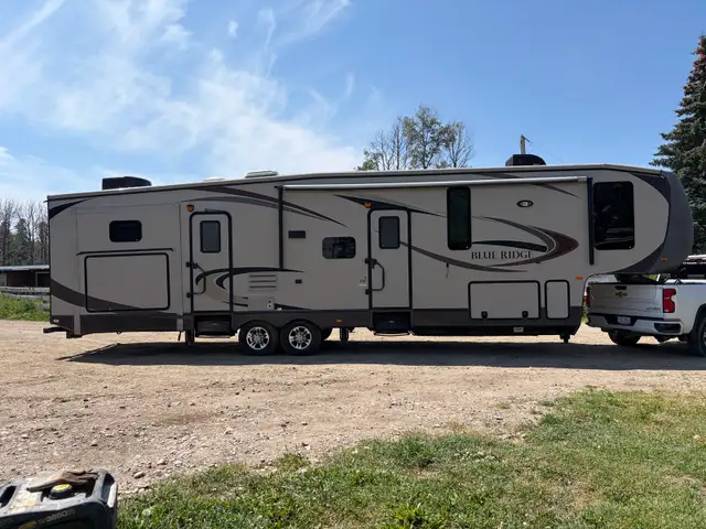 Blue ridge double bunk 4 season luxury 5th wheel