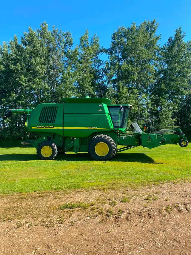 2001 John Deere 9750 Combine