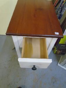 Small wooden table - Photo 2