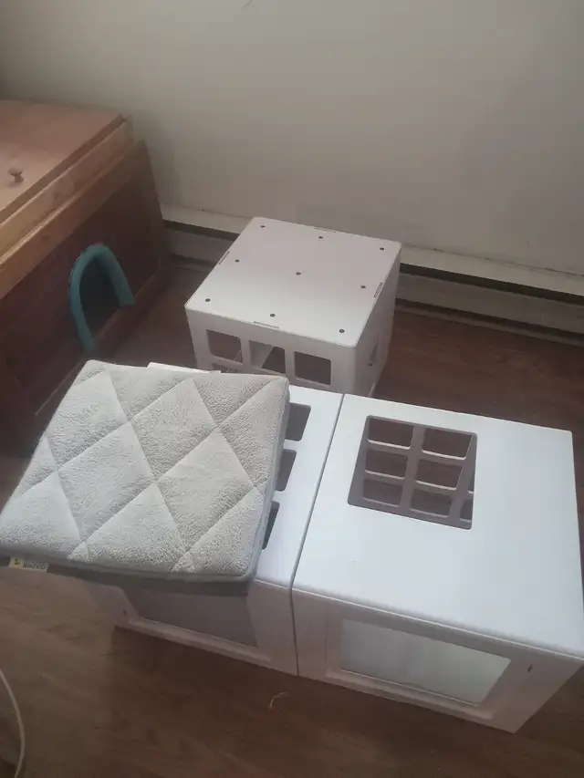 Modular and Customizable Katt Kube Solo Cat Tree