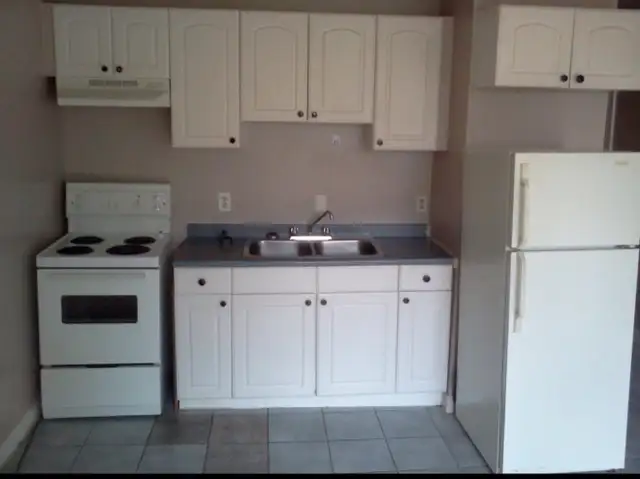 Private Room for Rent, steps to Subway